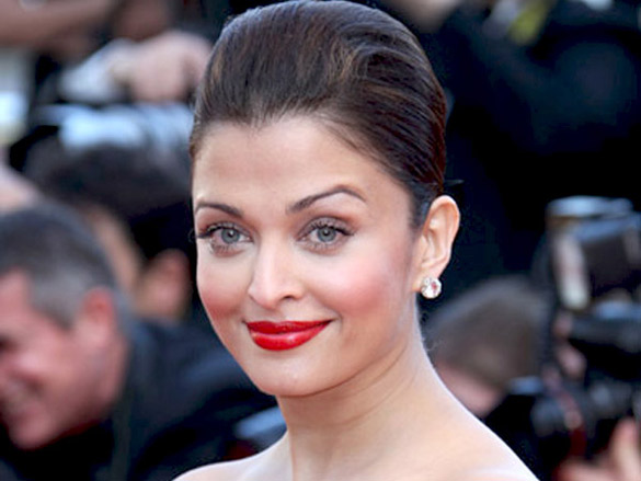 aishwarya rai bachchan attends the premiere of on tour at 63rd annual international cannes film festival 9