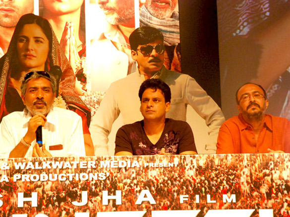 cast and crew at raajneeti press meet in bangalore 5