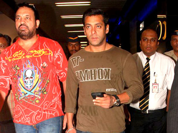 salman riteish and sohail arrive back from iifa sri lanka 23