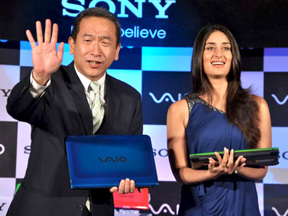 kareena kapoor unveils latest sony viao series laptop 3
