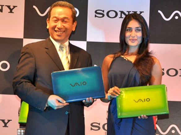 kareena kapoor unveils latest sony viao series laptop 4