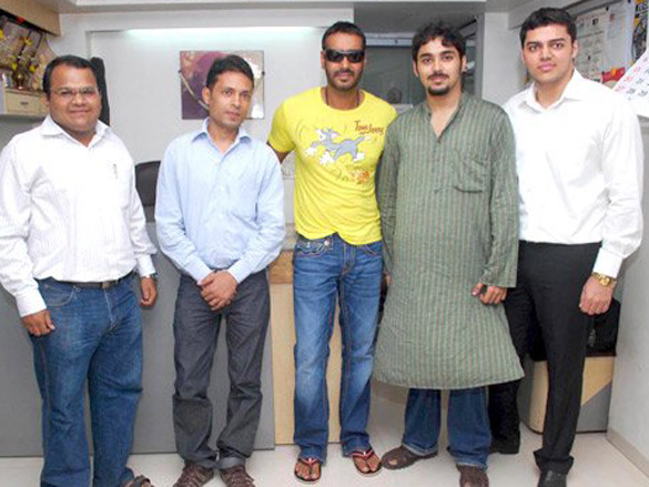 ajay devgn meets raajneeti contest winners 4