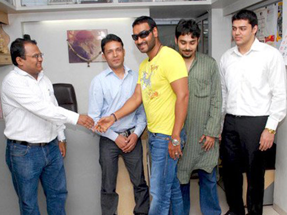 ajay devgn meets raajneeti contest winners 6