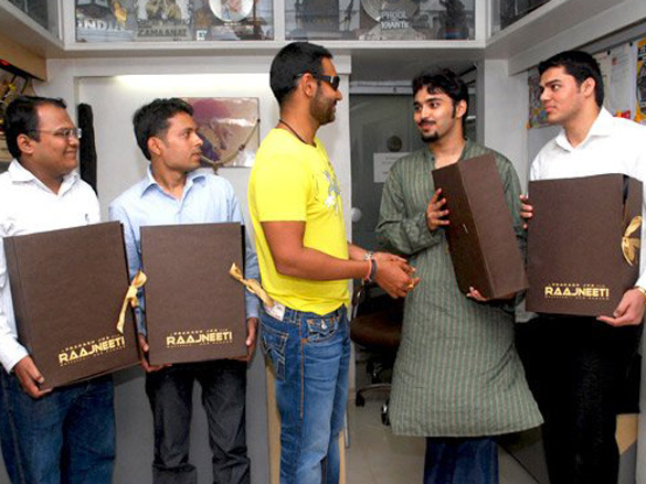 ajay devgn meets raajneeti contest winners 7