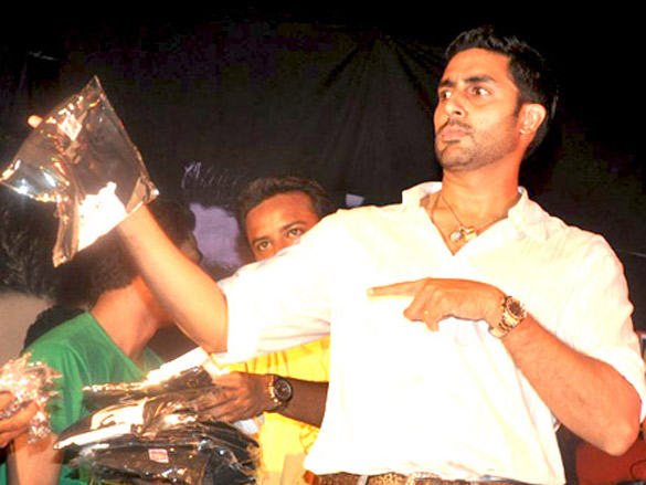 abhishek promotes raavan at inorbit mall 5
