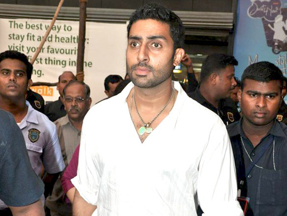 abhishek promotes raavan at inorbit mall 11