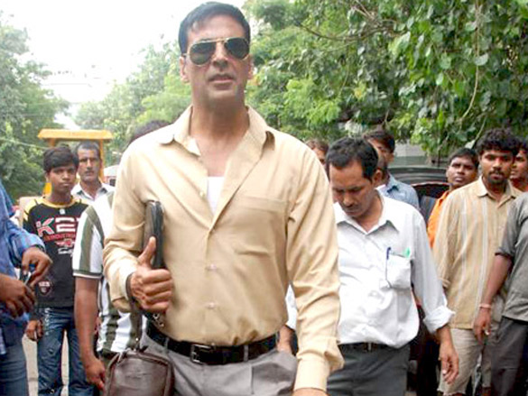 akshay kumar promotes khatta meetha by inspecting the roads of mumbai 9