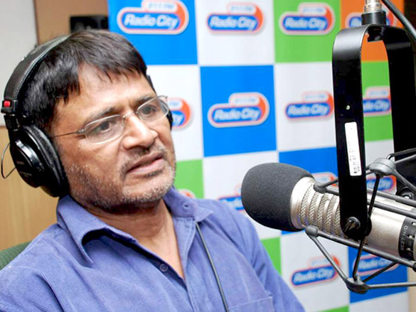 raghuveer yadav promotes peepli live on radio city 91 1 fm 5