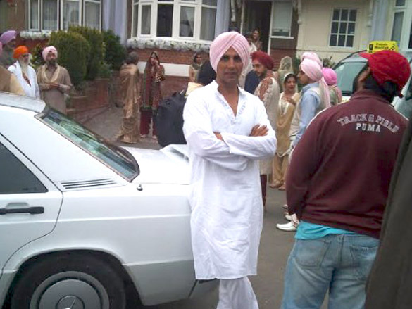 on the sets of patiala house 9