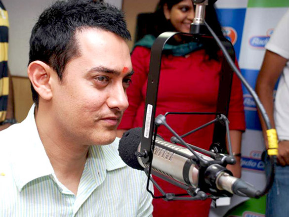 aamir khan promotes peepli live on radio city 91 1 fm 4