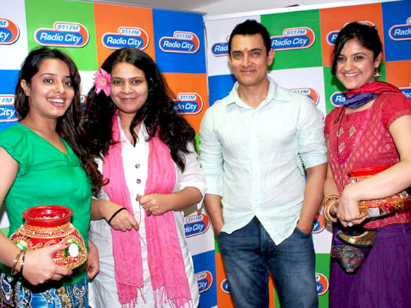 aamir khan promotes peepli live on radio city 91 1 fm 11