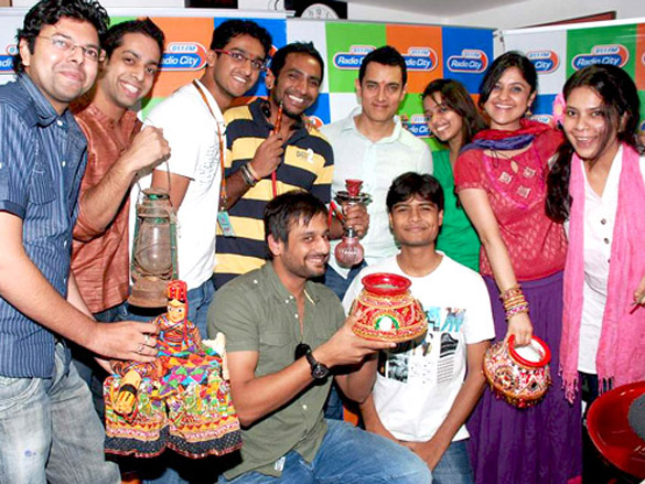aamir khan promotes peepli live on radio city 91 1 fm 12