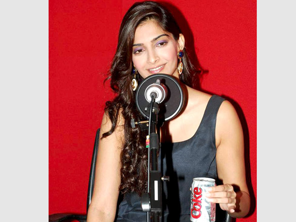 sonam kapoor and aisha team at fever 104 fm 6