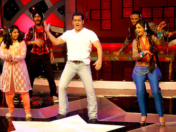 salman khan promotes dabangg on zee singing superstar 7