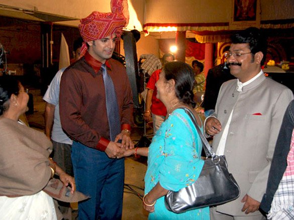 on the sets of dus tola 16