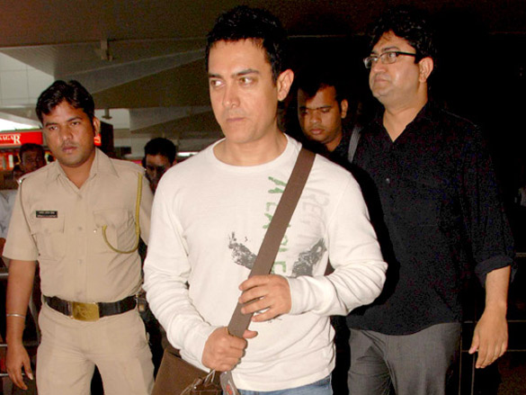 aamir returns back after peepli live screening for prime minister 4