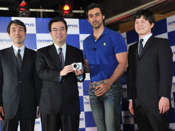 kunal kapoor with top models launches new olympus camera 3