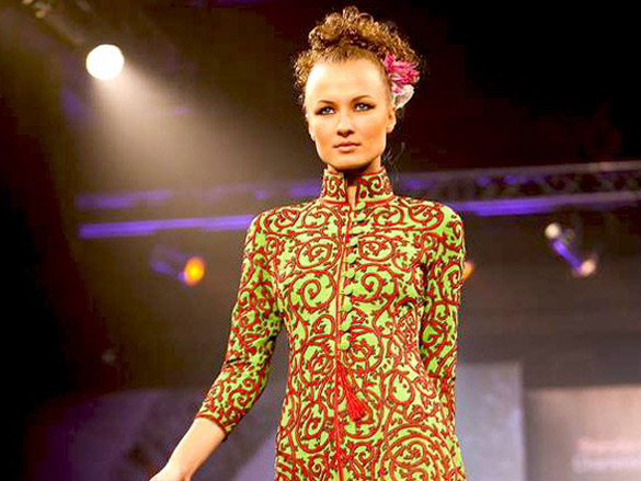 bipasha basu walks the ramp for designer azeem khan 5
