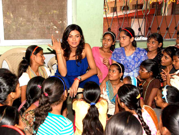 sushmita sen crowns the winner of i am princess contest at bal bhavan 6