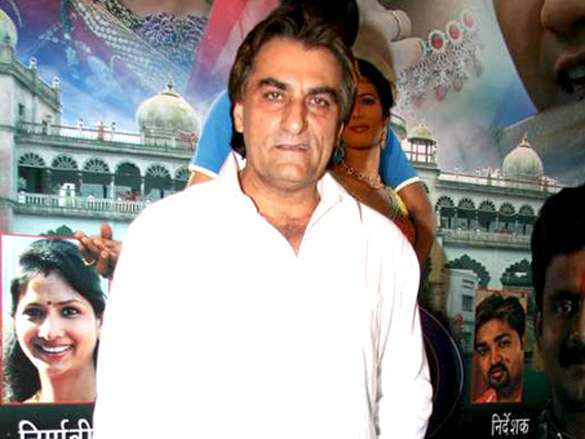 ravi kissen at the premiere of bhojpuri film bhaiya je sasurai mein 6