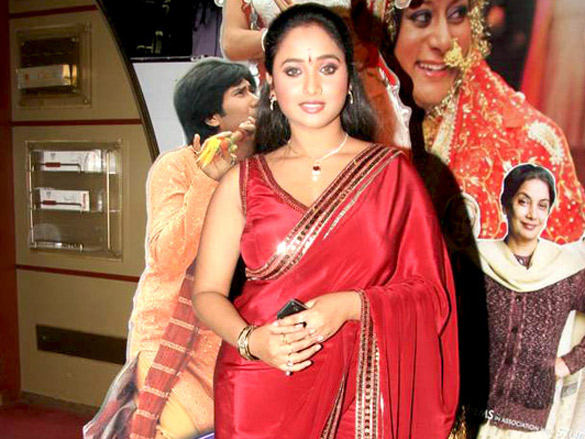 ravi kissen at the premiere of bhojpuri film bhaiya je sasurai mein 9