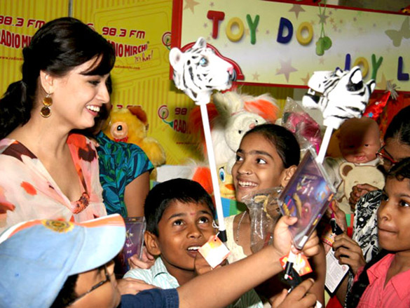 dia mirza celebrates 98 3 fm radio mirchis 8th birthday with ngo kids 4