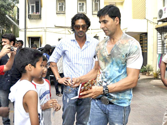 akshay arjun and ritesh visit housefull contest winners house 15
