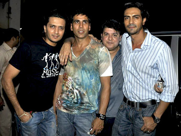 akshay arjun and ritesh visit housefull contest winners house 4