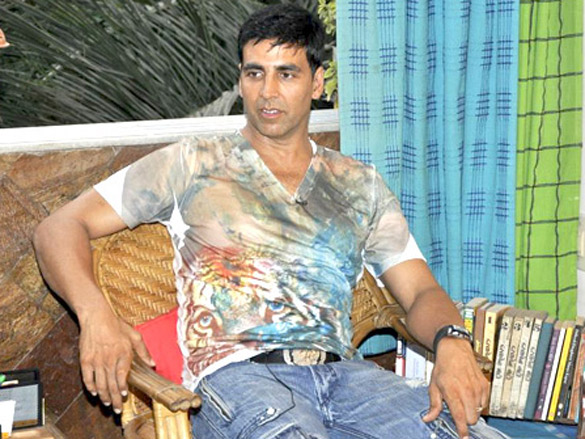 akshay arjun and ritesh visit housefull contest winners house 8