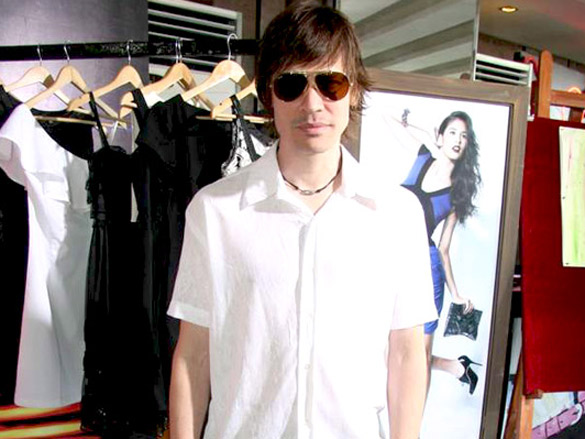 simran kaur mundi at globus spring summer 2010 collection launch 16