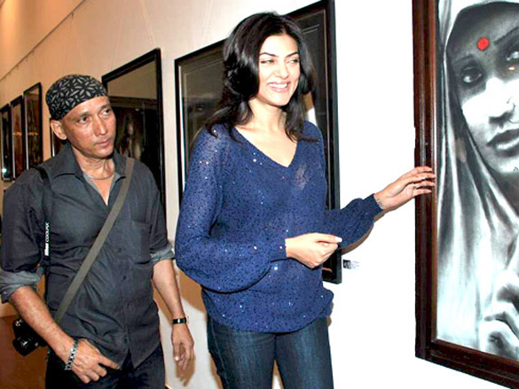 sushmita sen launches charcoal exhibition by gautam patole 3