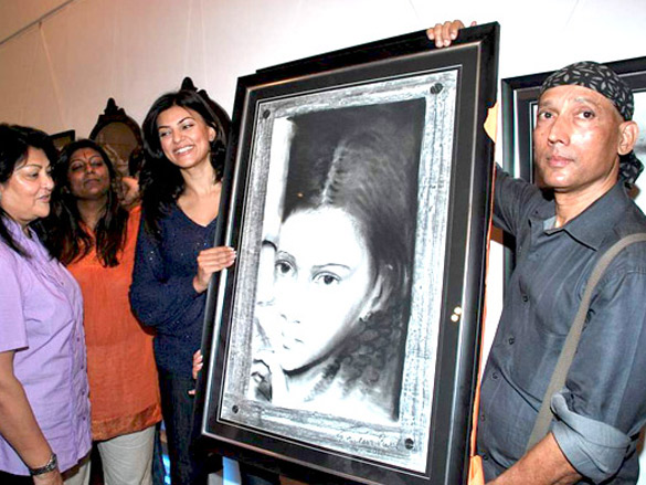 sushmita sen launches charcoal exhibition by gautam patole 4