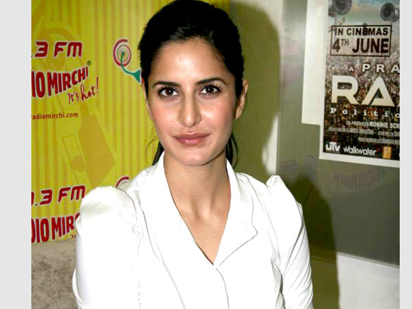 katrina and ranbir promote raajneeti on radio mirchi 98 3 fm 4