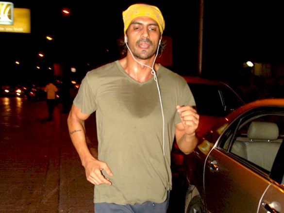 arjun rampal spotted jogging on carter road 4