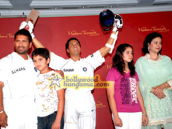 sachin tendulkar unveils his madame tussauds wax statue 3