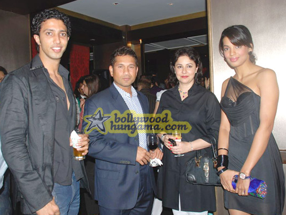 sachin tendulkarsunil shetty mugdha godse at samira boat show bash 11