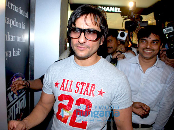 saif ali khan promotes love aaj kal at shoppers stop 4