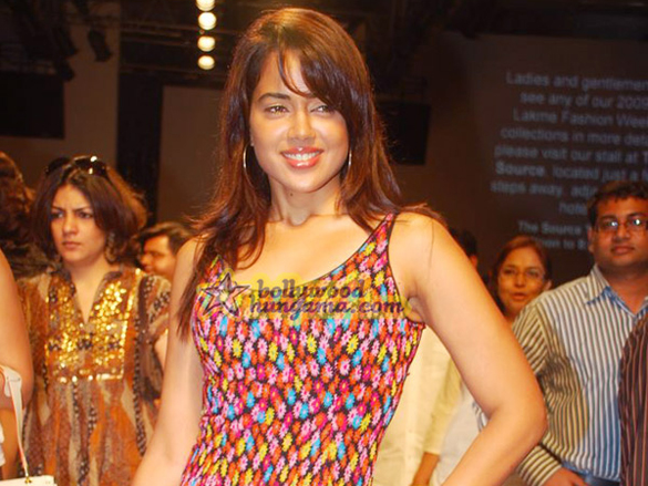 sameera lara and isha grace neeta lulla show at lakme india fashion week 09 2