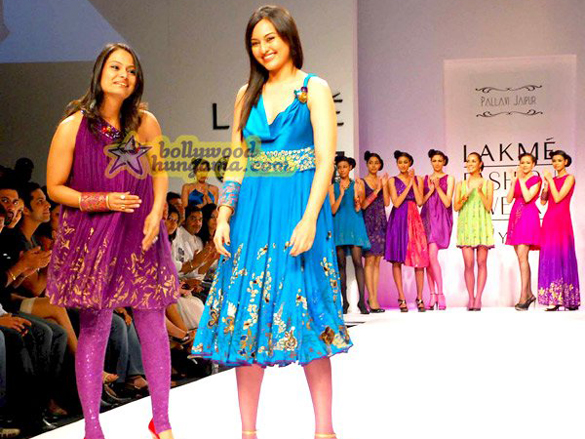 mona singhsonakshi walk for pallavi at lakme india fashion week 2009 3