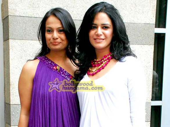 mona singhsonakshi walk for pallavi at lakme india fashion week 2009 5