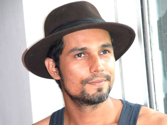 naseeruddinrandeep hooda at motley theatre group press meet 4