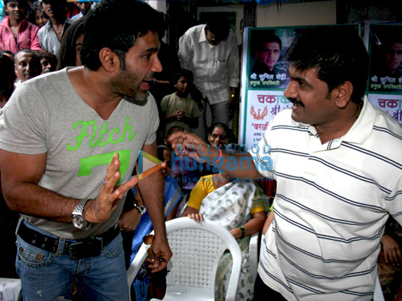 sunil shetty at the mumbai cleanlines drive promotional campaign 10