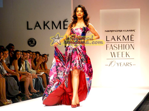 mugdha godse walks for narendra kumar show at lakme india fashion week 09 3