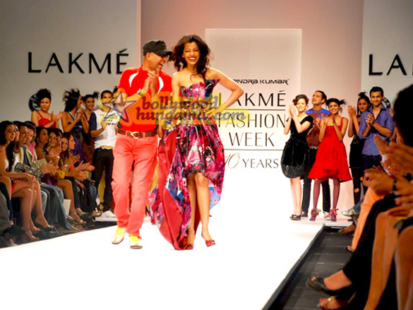mugdha godse walks for narendra kumar show at lakme india fashion week 09 10