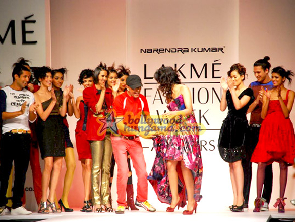 mugdha godse walks for narendra kumar show at lakme india fashion week 09 17