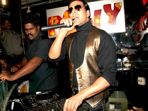 akshay kumar promotes action replayy at polyesther disc 6