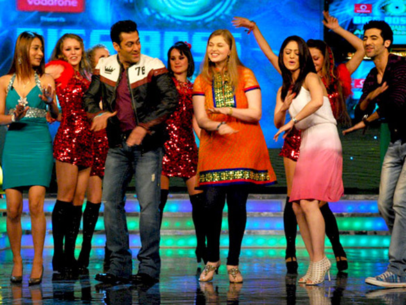 cast and crew of isi life mein on bigg boss 4 3