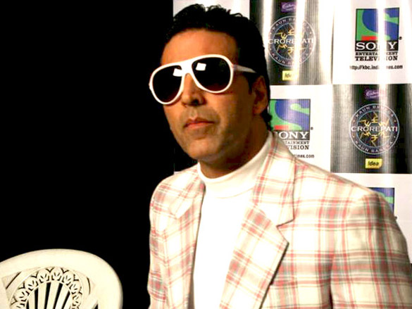 akshay and neha promote action replayy on kaun banega crorepati 4 2