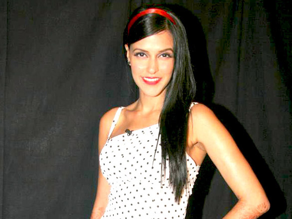 akshay and neha promote action replayy on kaun banega crorepati 4 9