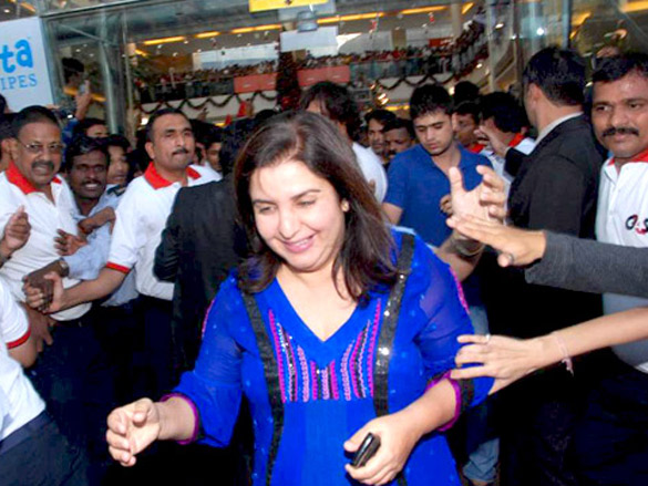 cast and crew of the film tees maar khan visit r city mall 7